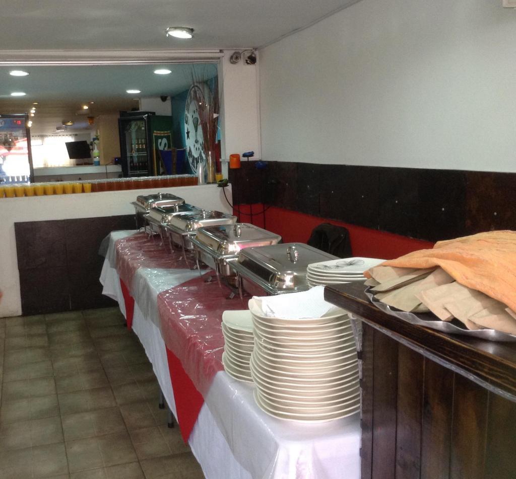 Se vende Restaurante frente al Exito country tipo buffet con excelente clientela y excelente posición en la zona