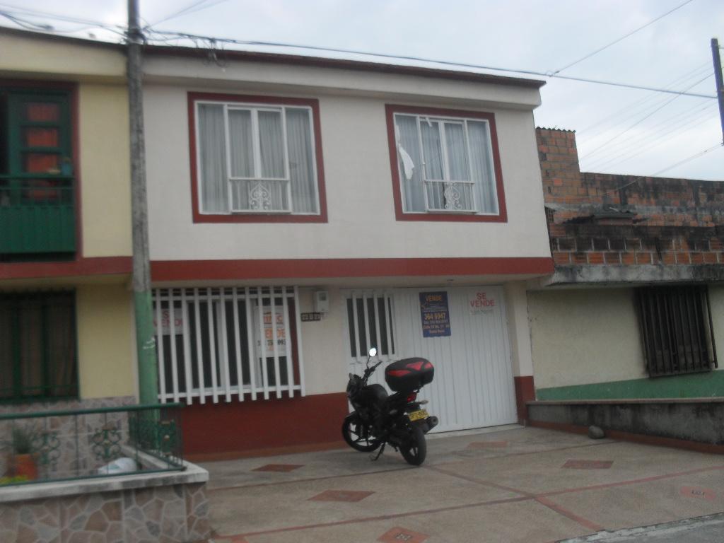 se vende casa en el barrio la hermosa por la iglesia