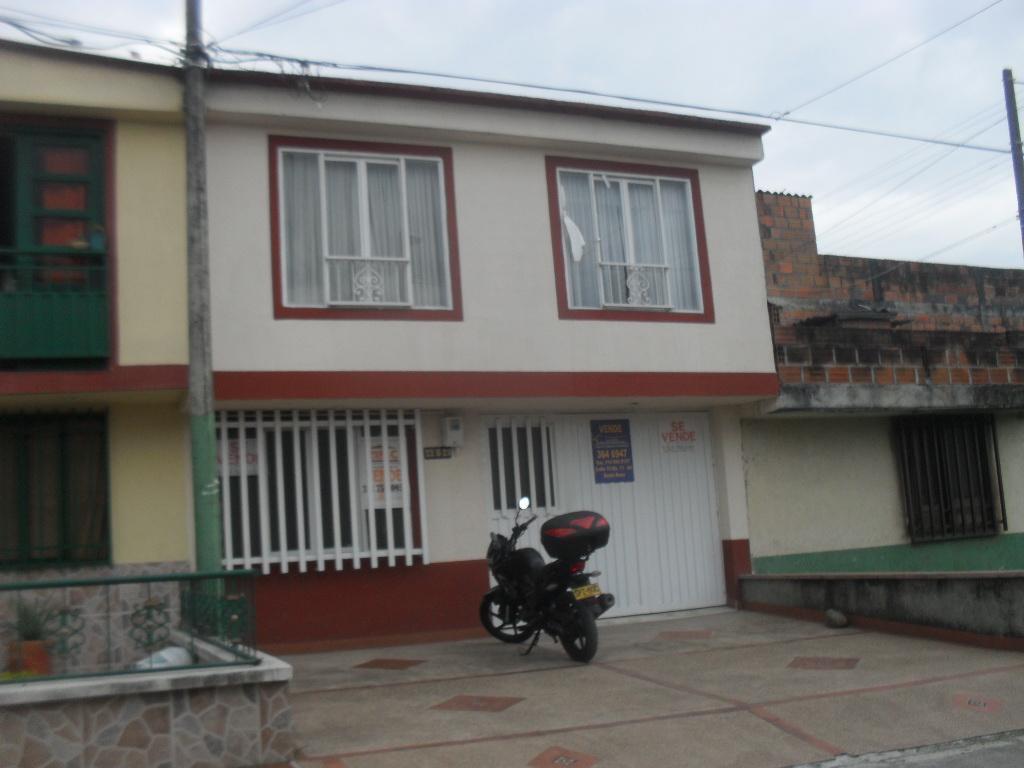 se vende casa en el barrio la hermosa por la iglesia