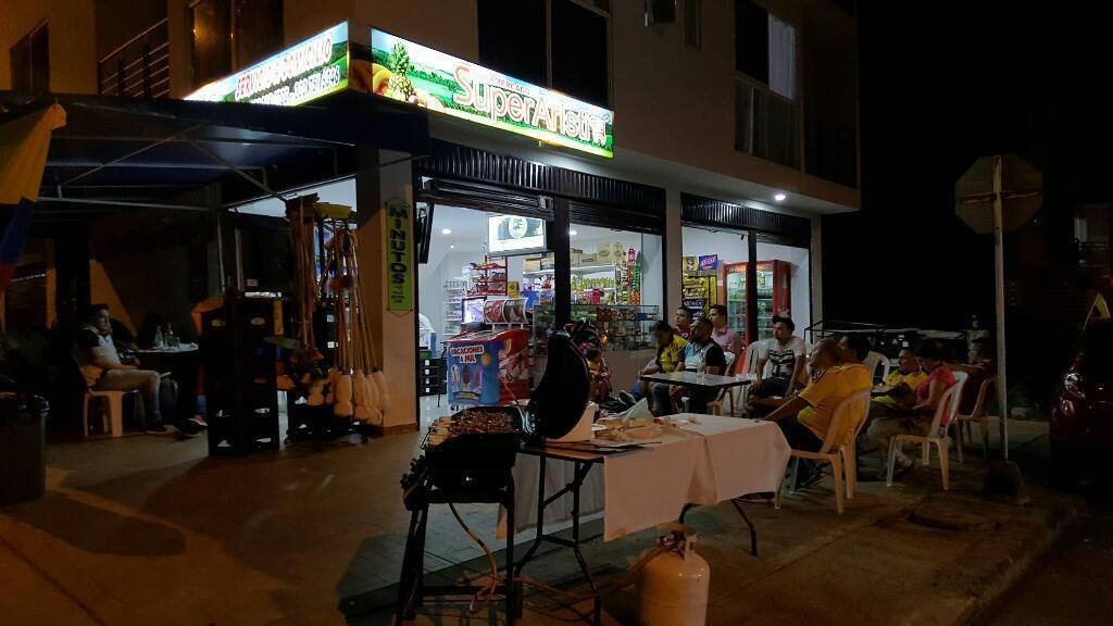 Se alquila espacio en minimarket