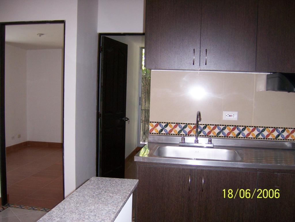 Apartamento Laureles Excelente ubicación 75.30 Metros. Dos alcobas, patio, cocina integral con gas, cuarto útil