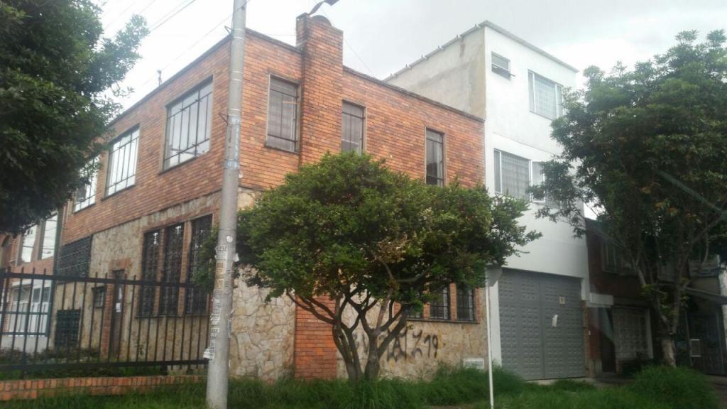 CASA EN ARRIENDO ADECUADA PARA OFICINAS ESQUINERA