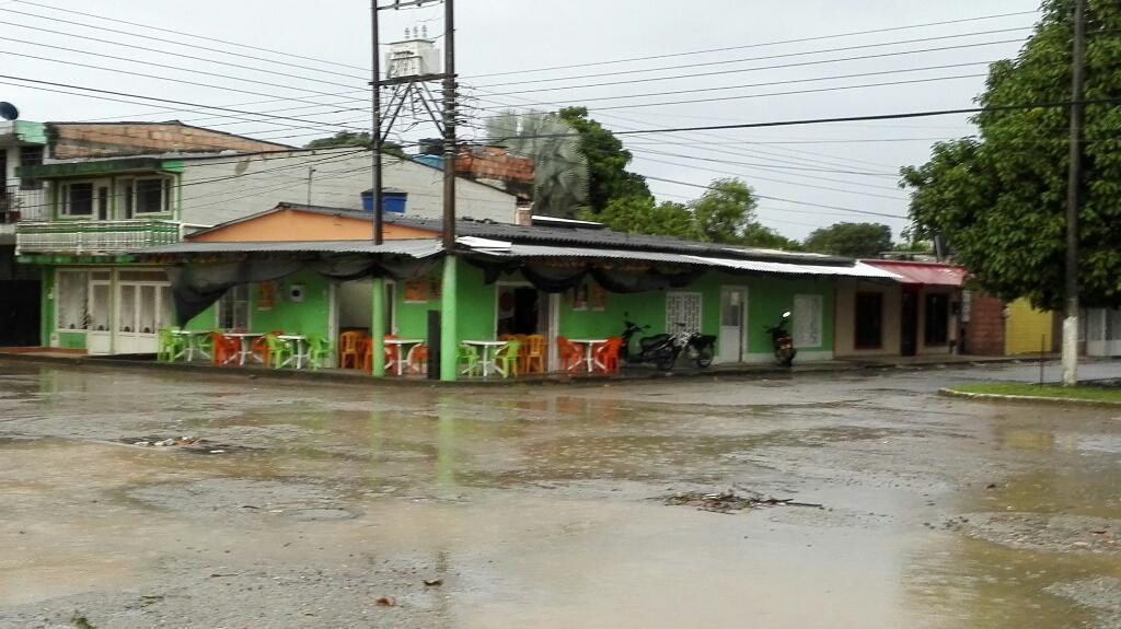 Casa esquinera excelente ubicación a una cuadra de la 13