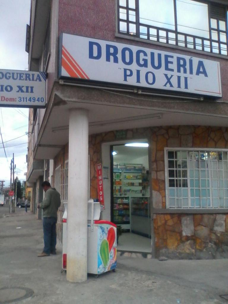 VENDO DROGUERIA ACREDITADA EN EL BARRIO GAITAN