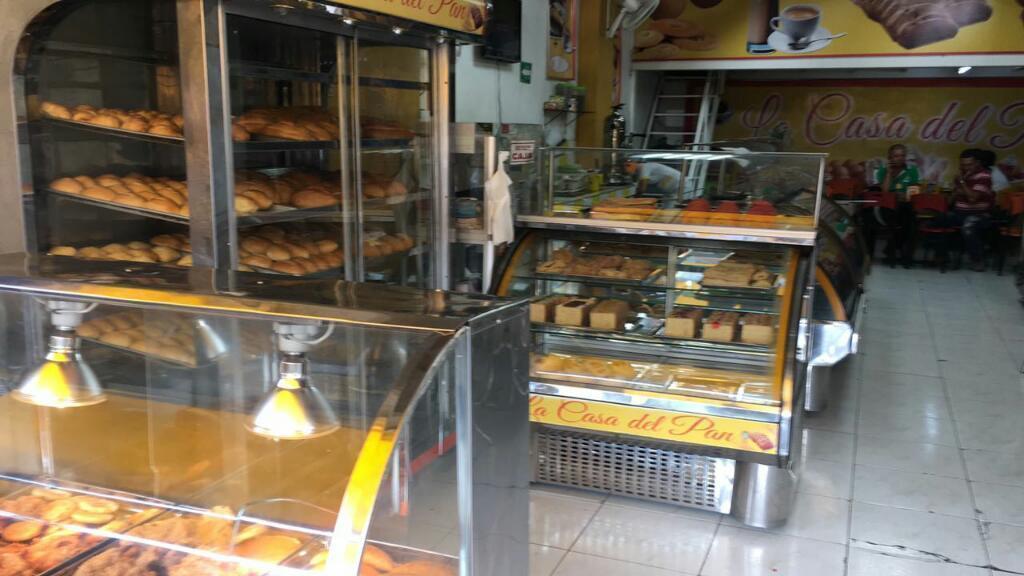 se vende panaderia en el centro de  bien ubicada