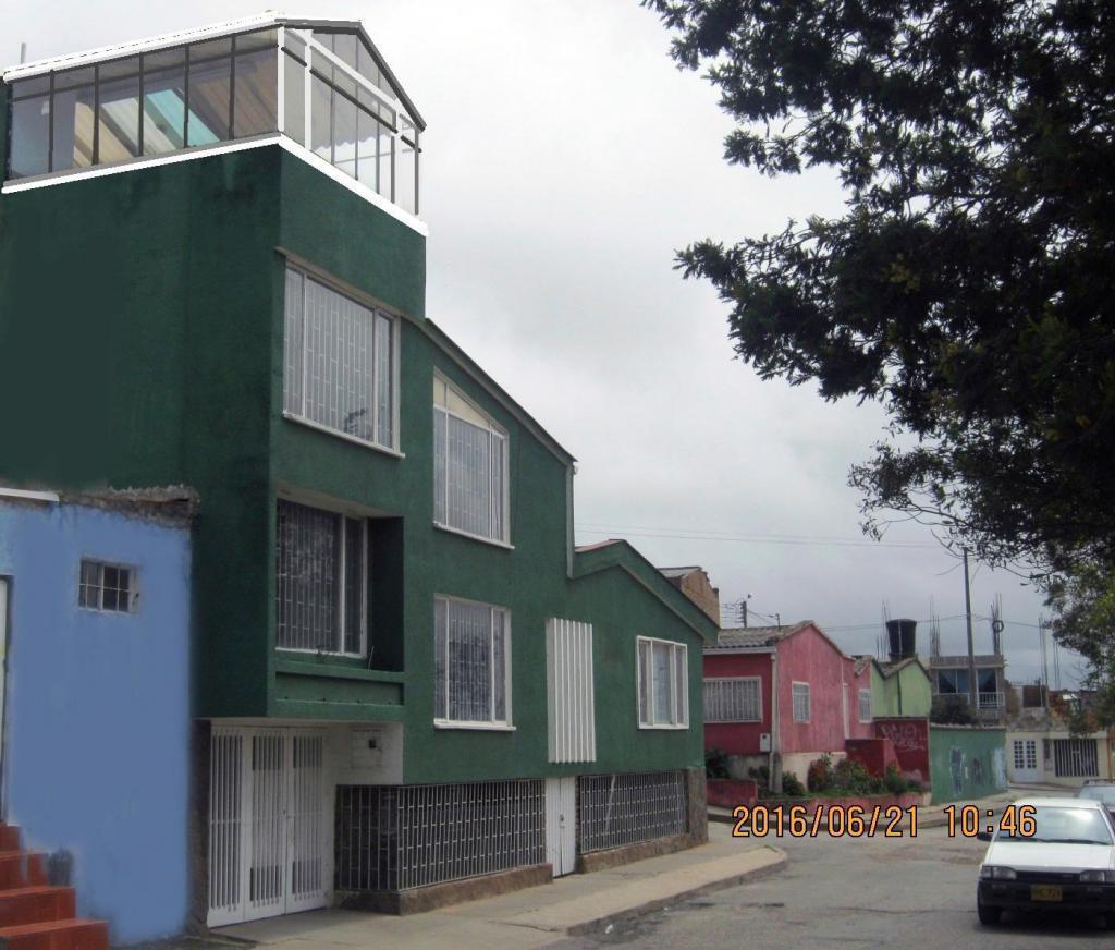 SE VENDE AMPLIA CASA ESQUINERA