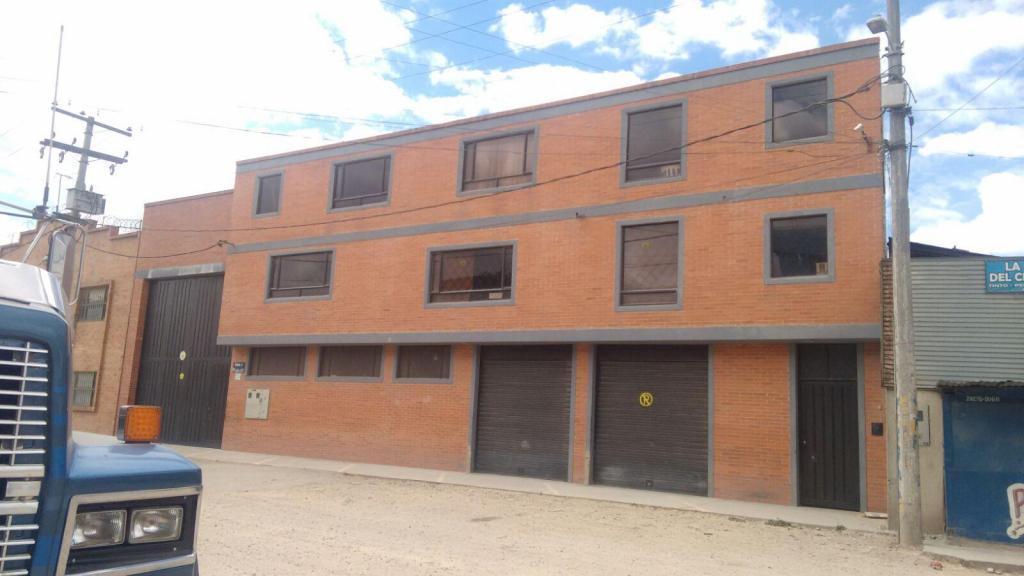 BODEGA FONTIBON 3 PISOS 990M2 CONSTRUIDOS 620M2 ÁREA LOTE Y 400M2 AREA LIBRE DE TRABAJO 24 HORAS DE TRABAJO