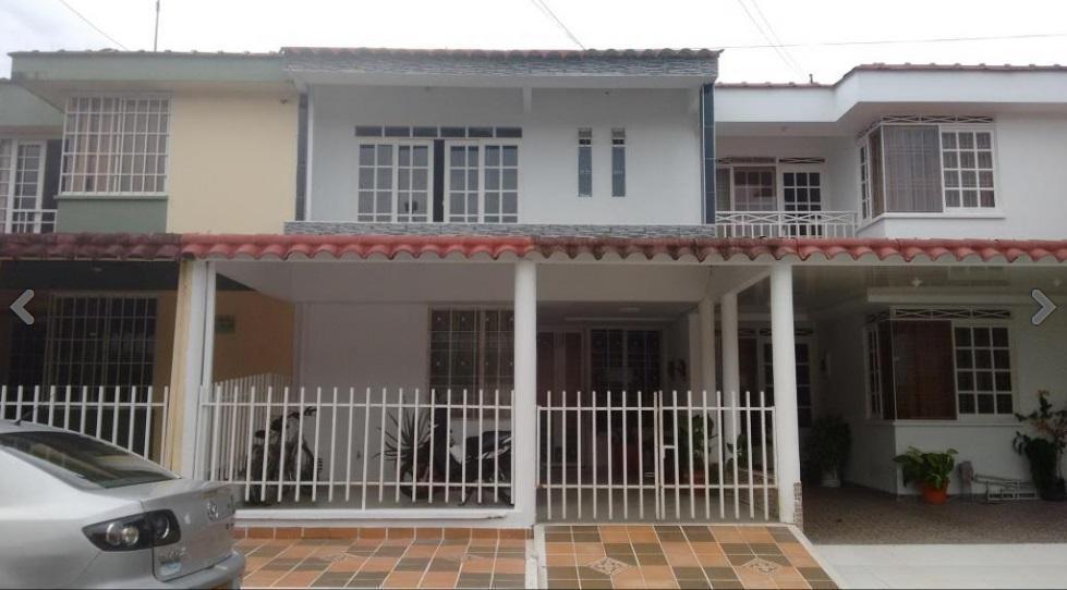 Casa en venta de dos plantas en Conjunto Residencial Villa Aurora 1