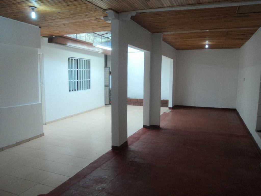 Arriendo excelente local comercial grande, pleno Centro calle 6