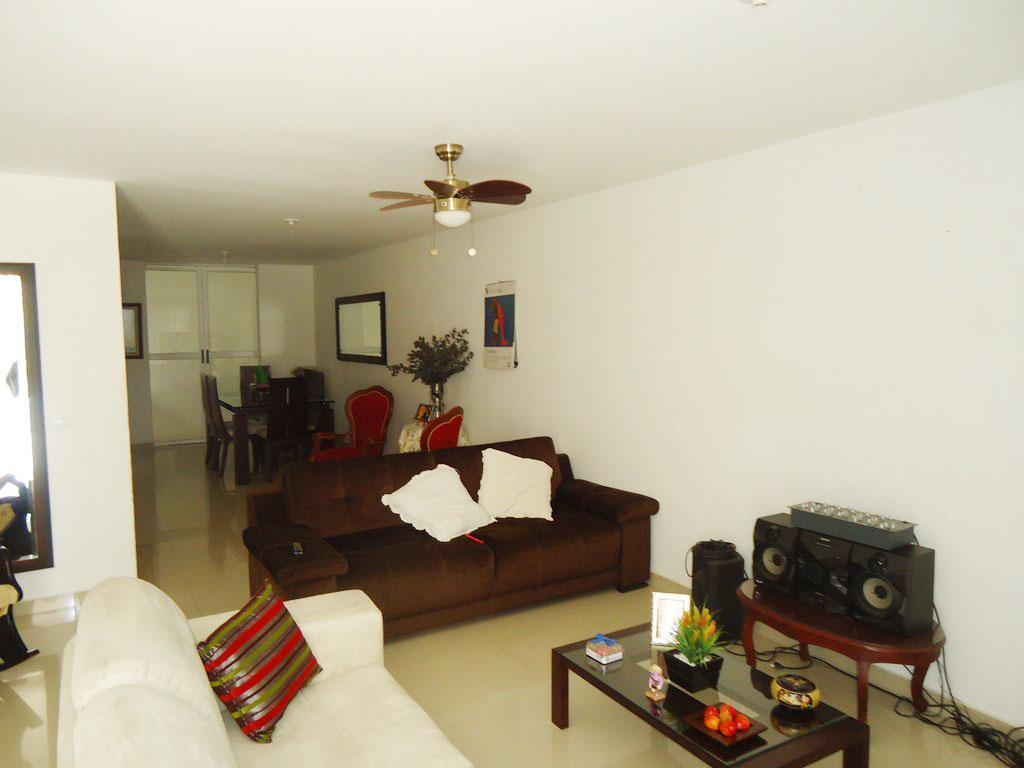 Súper Amplia y Confortable Casa de Tres Pisos en Ciudad 2000 con un Apartamento No Independiente