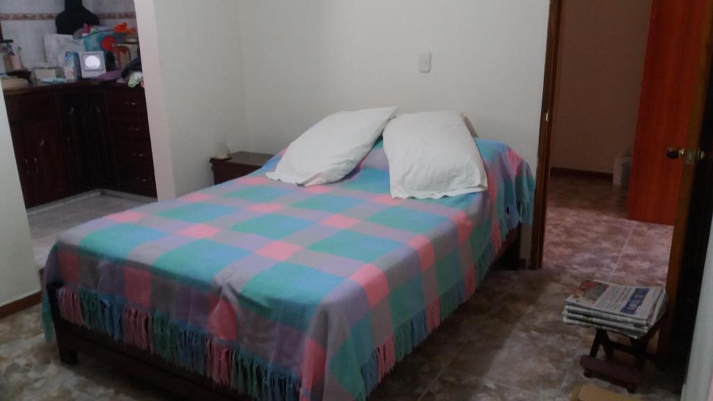 VENDO CASA EN BARRIO HIPODROMO