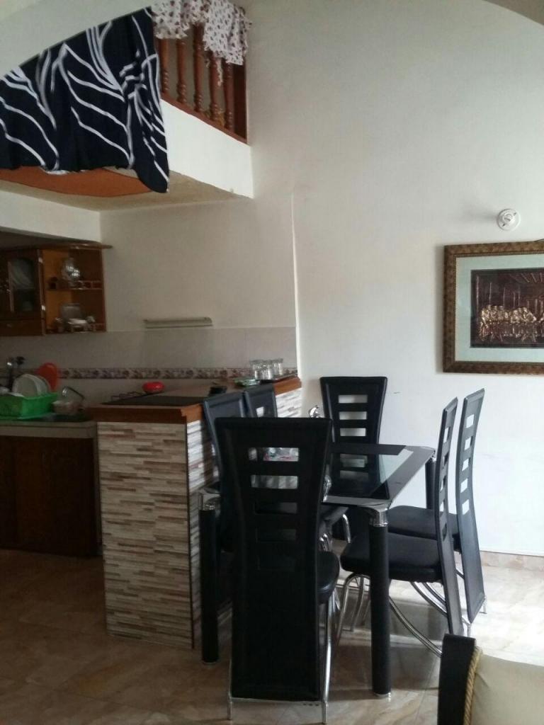 SE VENDE LINDA CASA EN LOS ANDES, CASI DOS PLANTAS INF 744 03 13