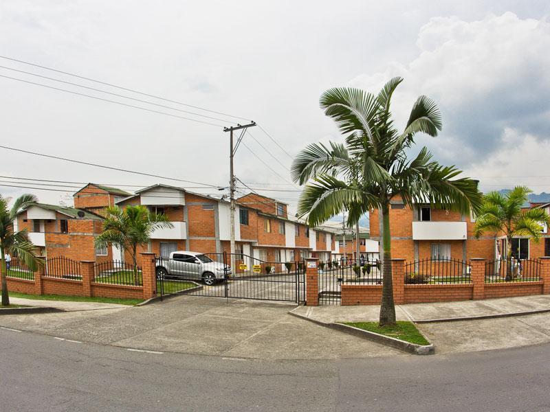 Alquilo casa dúplex Urbanización Varúa