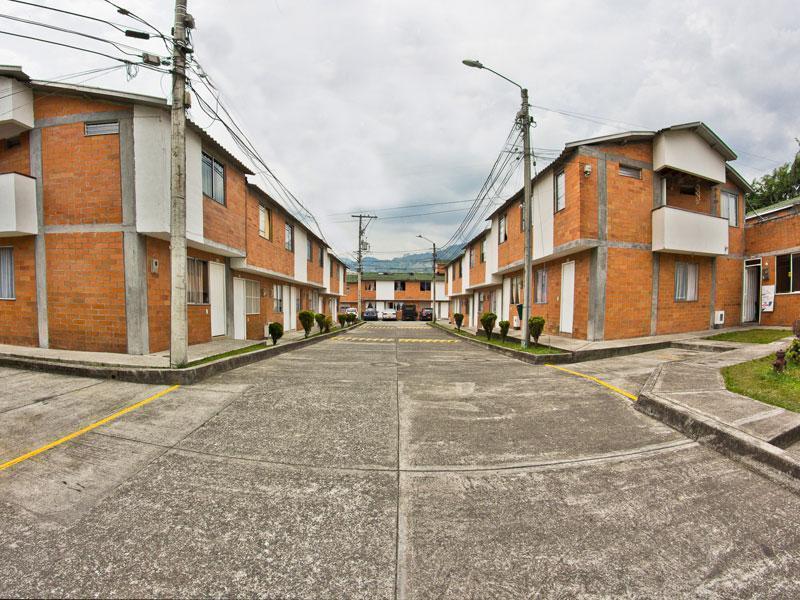 Alquilo casa dúplex Urbanización Varúa
