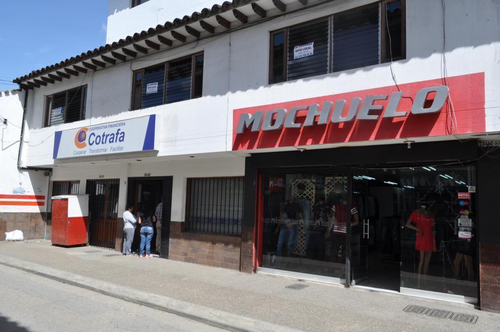 ARRIENDO LOCAL COMERCIAL A UNA CUADRA DEL PARQUE