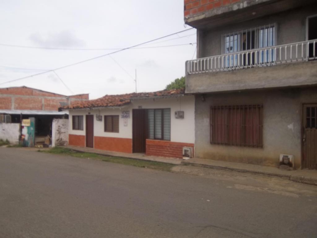 VENDO CASA EXCELENTE PUNTO COMERCIAL