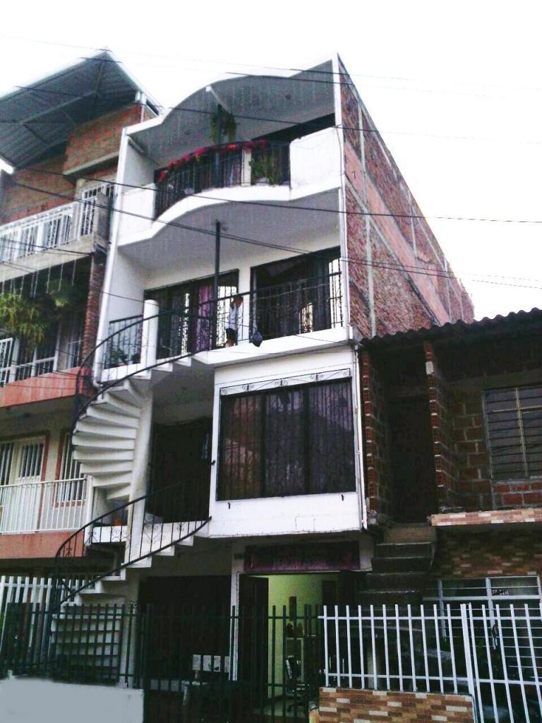 Motivo viaje Barrio El Pondaje VENDO CASA 4 pisos Independientes
