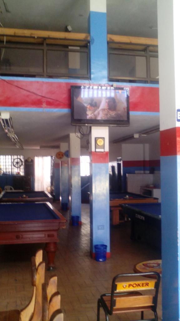 VENDO BILLARBAR con reservado permiso hasta las 4AM