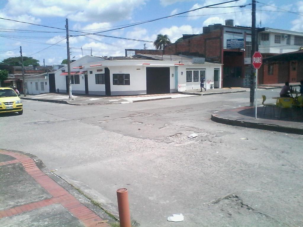 VENDO MAGNIFICA CASA ESQUINERA en SECTOR COMERCIAL entre barrios 20 DE JULIO y el PORVENIR de Villavicencio