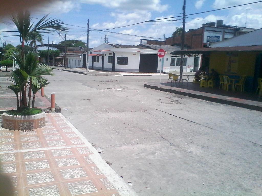VENDO MAGNIFICA CASA ESQUINERA en SECTOR COMERCIAL entre barrios 20 DE JULIO y el PORVENIR de Villavicencio