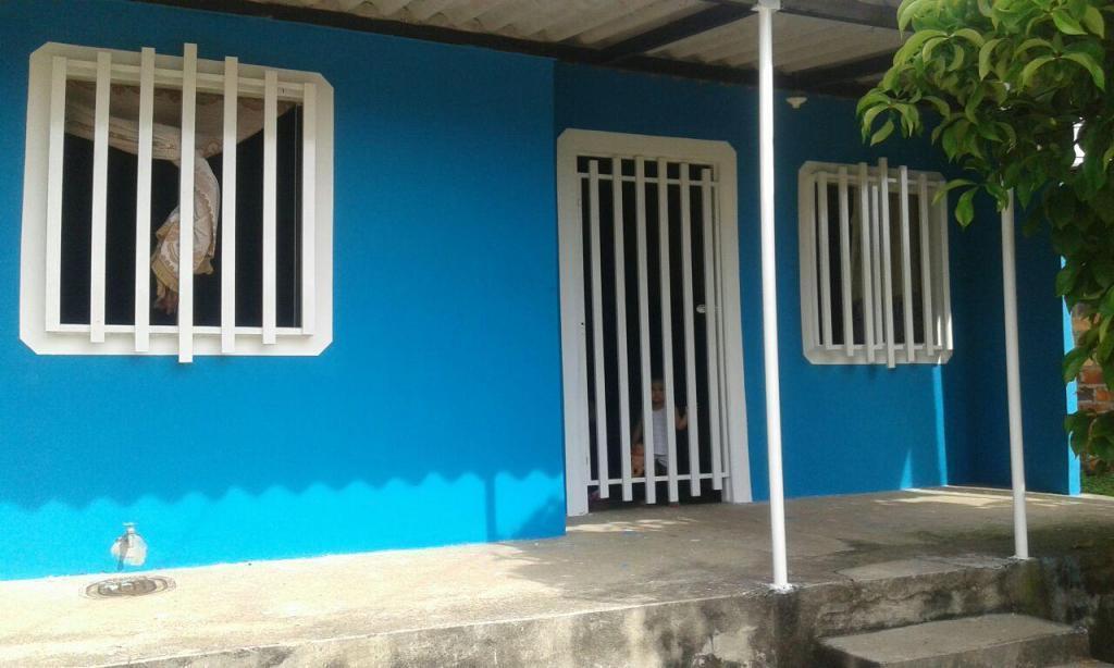 VENDO CASA ESQUINERA Y MUY AMPLIA.PRECIO NEGOCIABLE