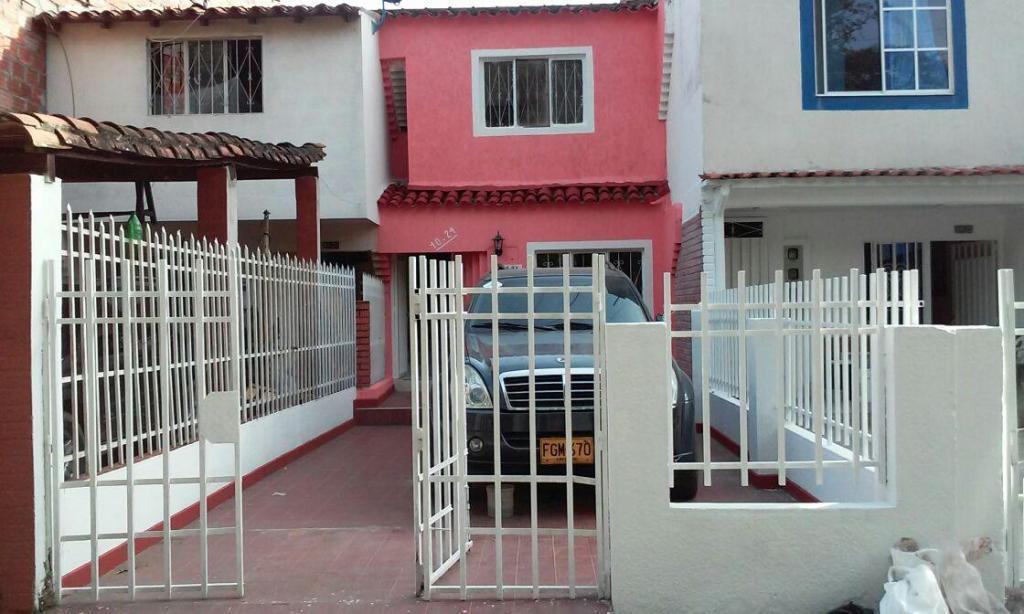 VENTA DE BONITA CASA ARENALES PRIMERA ETAPA COMUNÍQUESE YA 3187777657 CÓDIGO 083