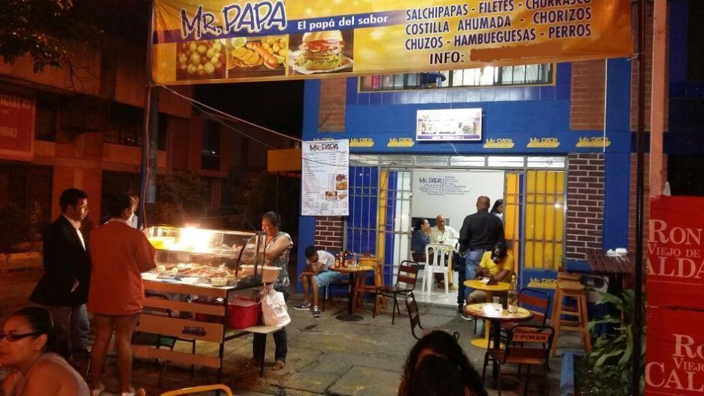 VENDO NEGOCIO ACREDITADO DE COMIDAS RAPIDAS. EXCELENTES INGRESOS DEMOSTRABLES