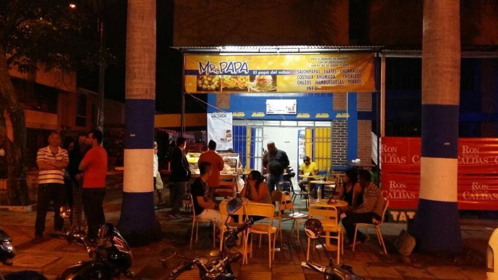 VENDO NEGOCIO ACREDITADO DE COMIDAS RAPIDAS. EXCELENTES INGRESOS DEMOSTRABLES