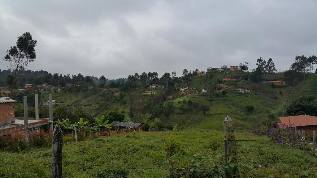 Hermoso Lote Casi Plano con Agua Manpuesto