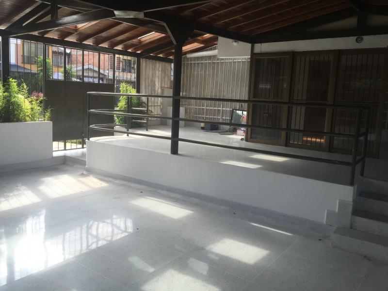 Cod. ABCIT2457 Local En Arriendo En Medellin Aguacatala