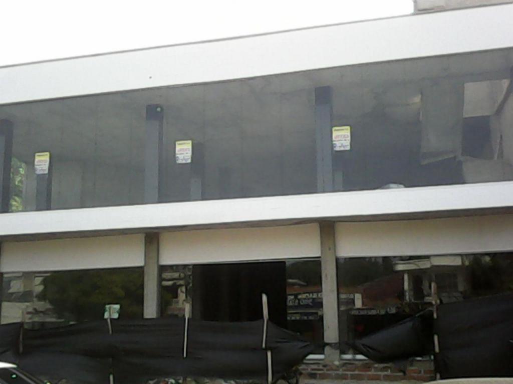 Arriendo local comercial de ESQUINA Carrera 47 No.7313 2 pisos en vidrio