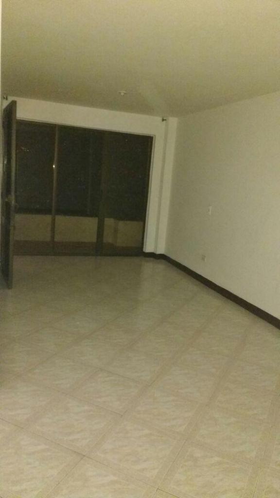 COD 0353. APARTAMENTO GRANDE EN BARRIO OBRERO,