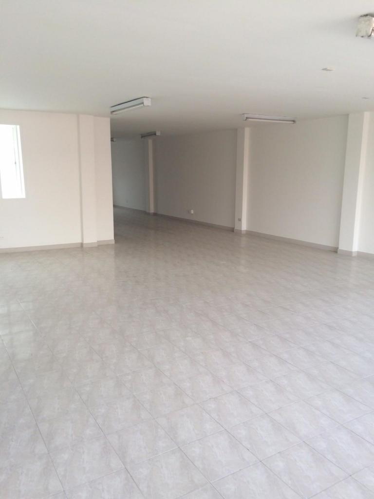 Arriendo Salón Comercial e Industrial a Media cuadra Notaria 3 y SIM