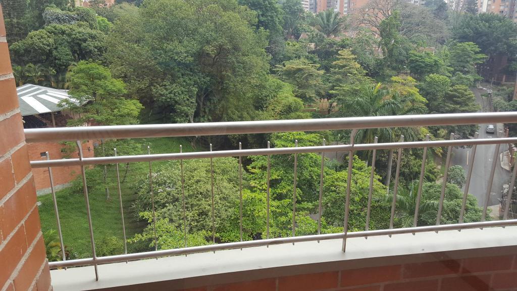 VENDO EN CASTROPOL CERCA AVENIDA POBLADO 112 M2