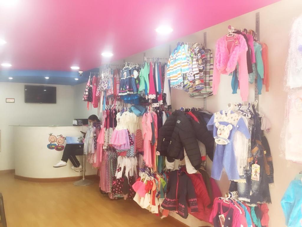 Almacén de ropa infantil a precio de costo