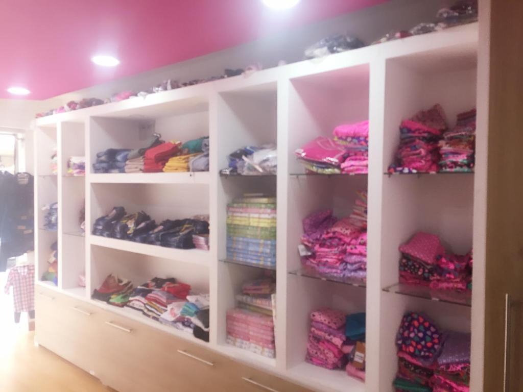 Almacén de ropa infantil a precio de costo