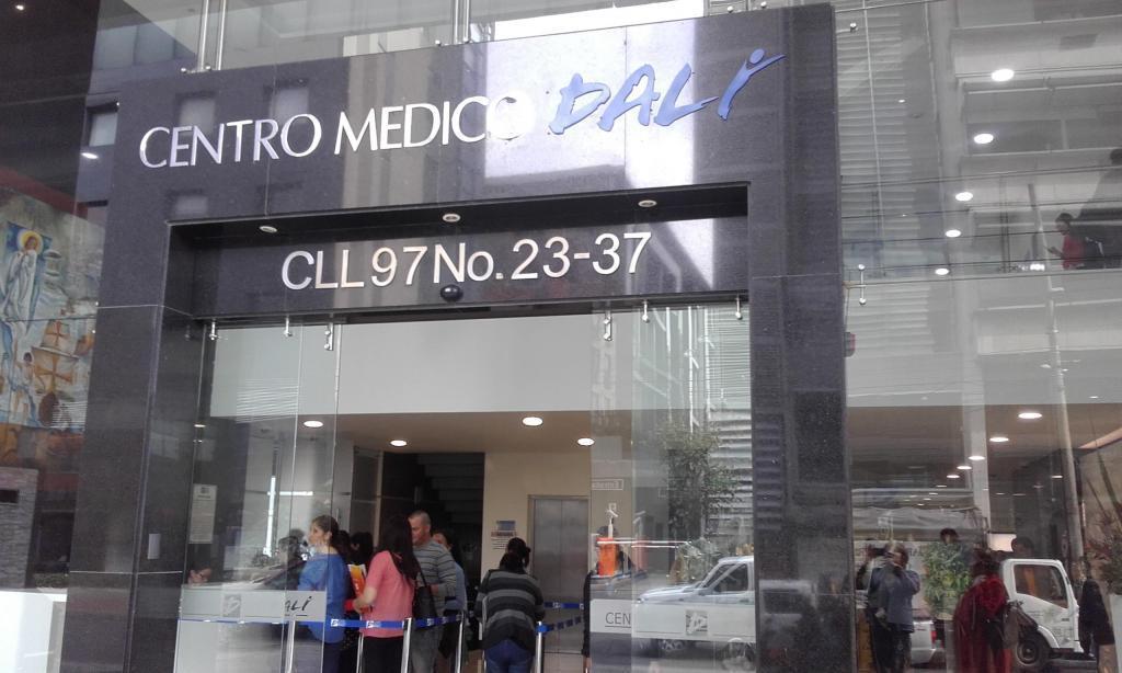 VENTA CONSULTORIO EN LA AUTOPISTA NORTE CON CALLE 98, COSTADO ORIENTAL