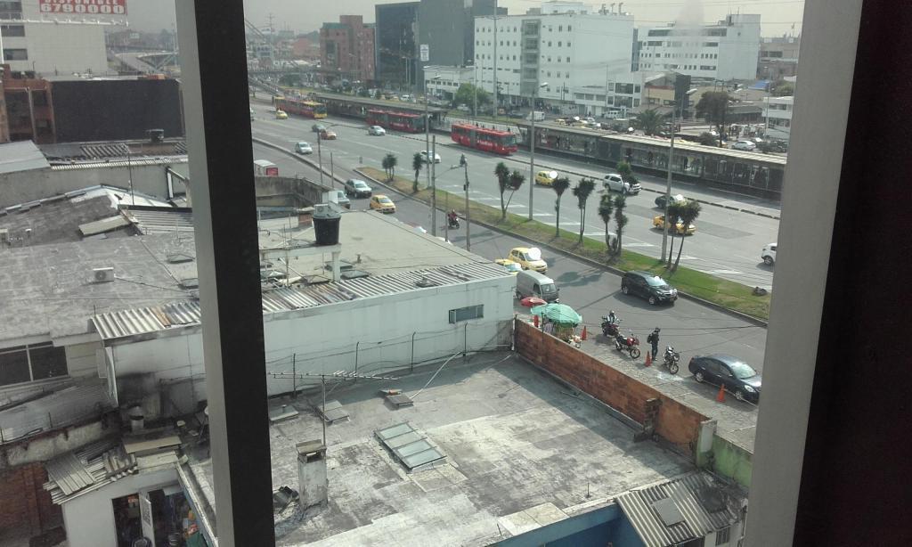 VENTA CONSULTORIO EN LA AUTOPISTA NORTE CON CALLE 98, COSTADO ORIENTAL