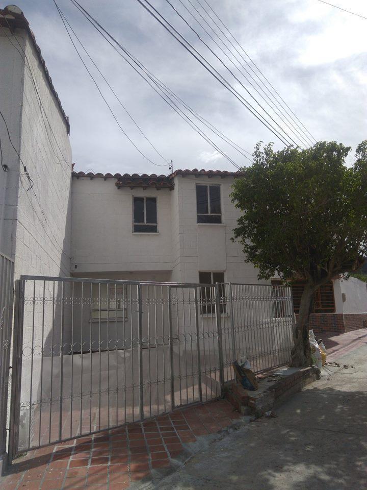 CASA DE 2 PISOS EN CONJUNTO CERRADO