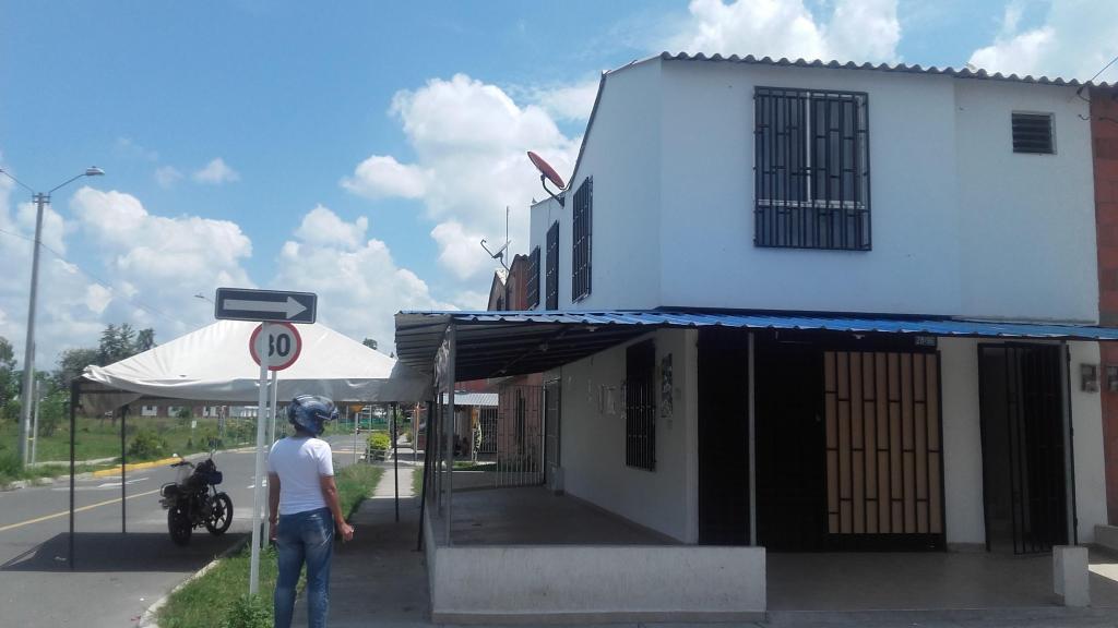 VENTA DE CASA ESQUINERA CON LOCALES