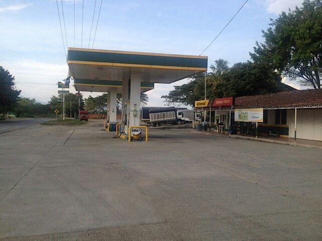 Baratisima estación de servicio, lavadero, parqueadero, locales, casa campestre