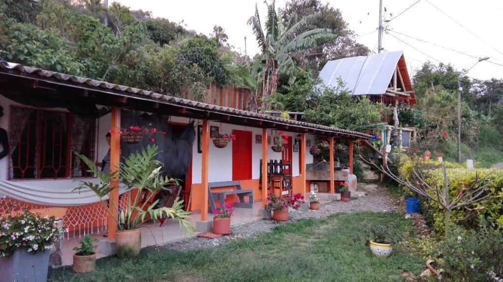 Vendo Casa Pequeña en El Campo Copacaban