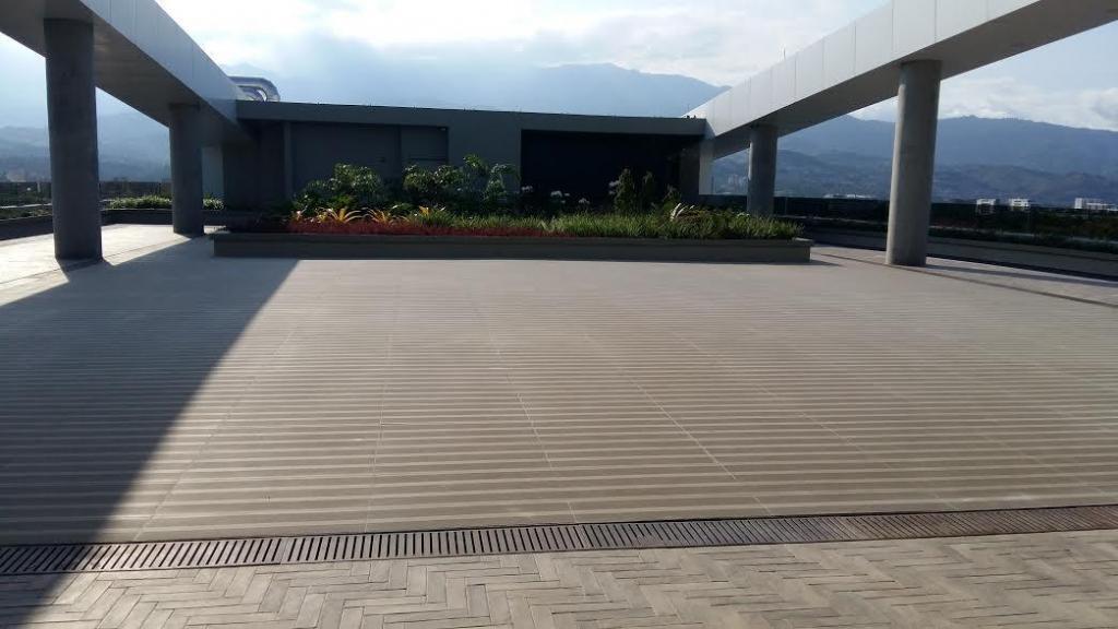 SE ALQUILA EXCELENTE OFICINA DE 97 M2 EN EL SUR DE