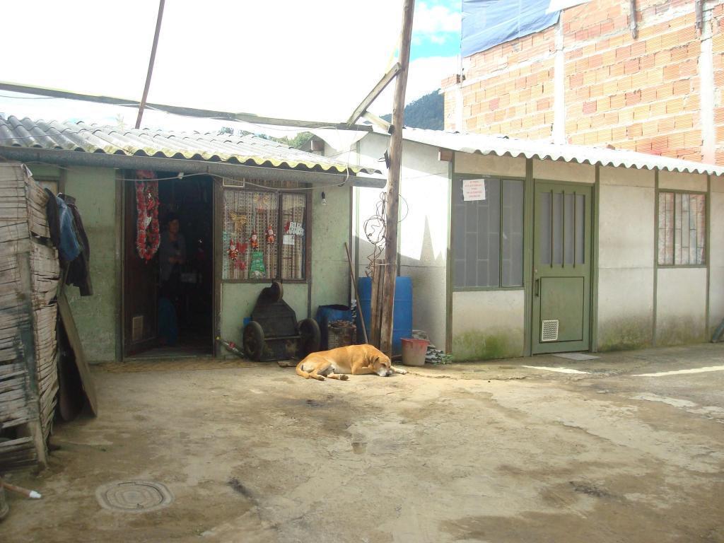 SE VENDE CASA LOTE CON DOS CASAS PREFABRICADAS BIEN UBICADAS