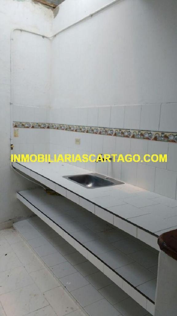 SE ALQUILA CASA EN LA CASTELLANA $280.000=