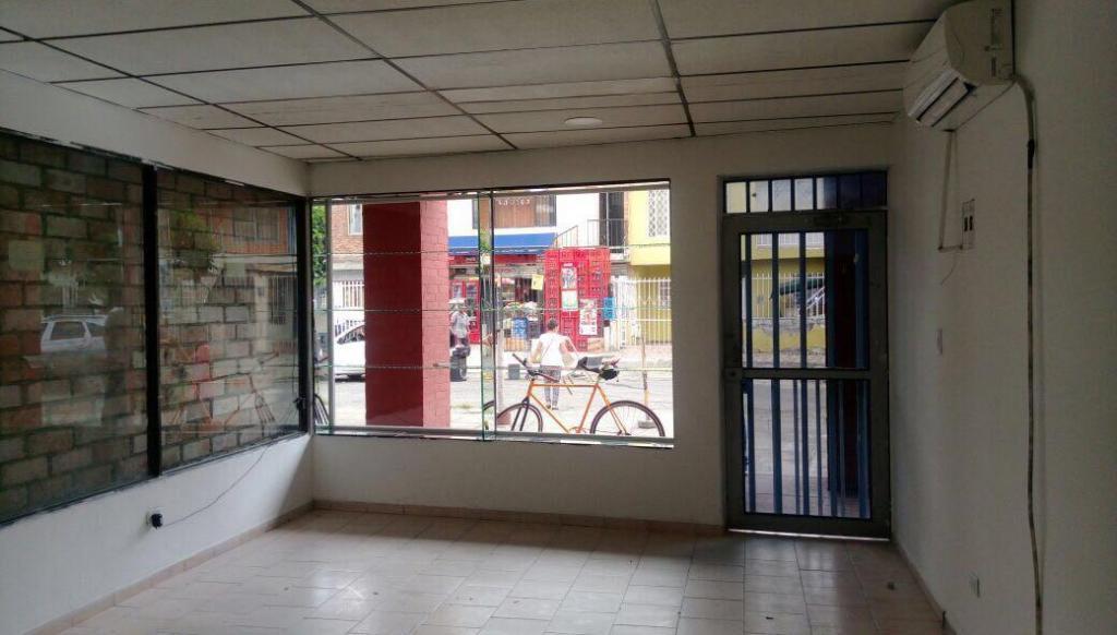 Se vende local en sector comercial de el barrio la selva