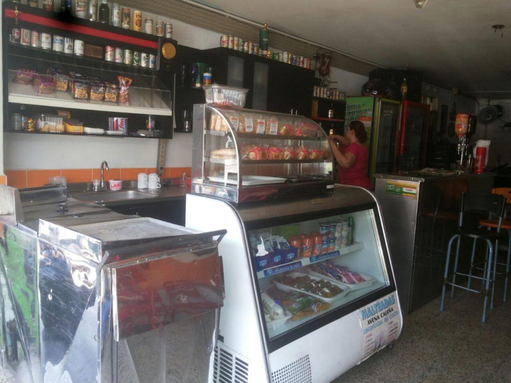 CAFETERÍA, BAR CON VENTA DE COMIDAS RÁPIDAS. ANTIGÜEDAD MAS DE 30 AÑOS, SECTOR UNIVERSIDAD DE