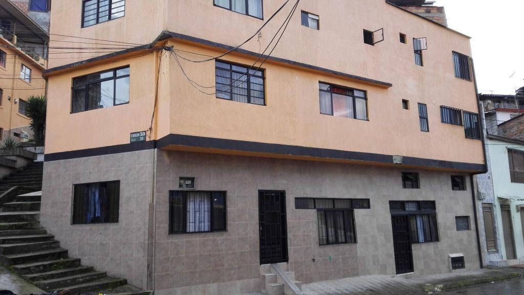 VENDO OPERMUTO EXCELENTE CASA DE 3 NIVELES CON 6 APARTAMENTOS EN RENTA