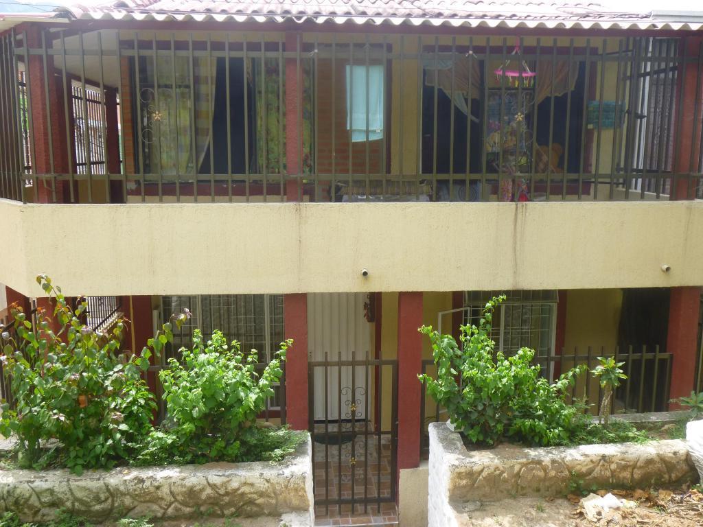 SE VENDE CASA EN GIRON MIRADOR DE ARENALES..2 PISOS INDEPENDIENTES,ESQUINERA