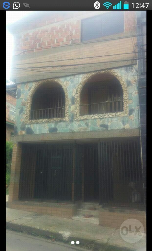 Se vende casa en calatrava itagui en calle ppal muy central en esquina